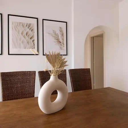 Apartment Phaedrus Living: Nerina Modern Flat