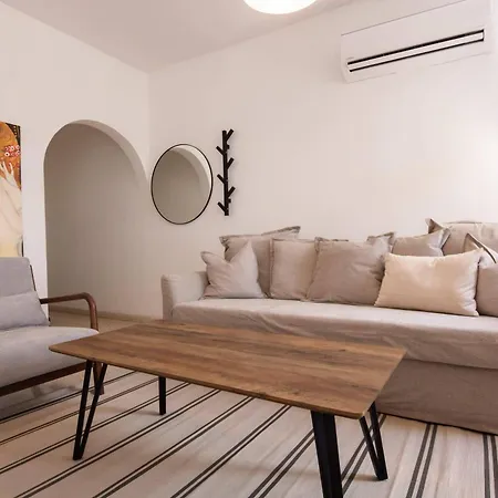 Apartment Phaedrus Living: Nerina Modern Flat