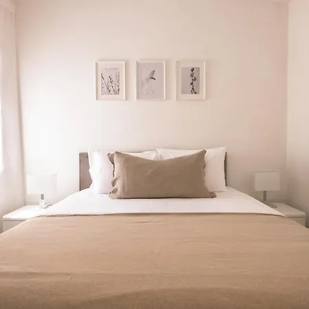 Apartment Phaedrus Living: Nerina Modern Flat